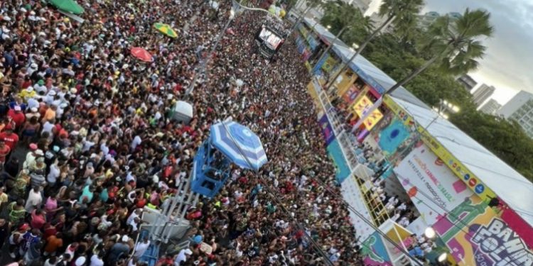 Kannário leva Aila Menezes e Teto e multidão enche Circuito Osmar