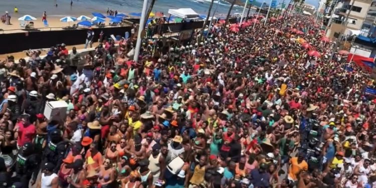 Foliões inimigos do fim se despedem do Carnaval de Salvador no “Arrastão”