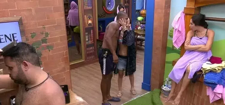 BBB24: Wanessa dá beijo no rosto de Davi e Isabelle se surpreende