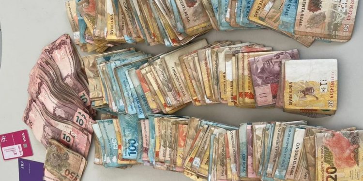 Mulher é presa com mais de 30 mil reais pela PM em Maragogipe