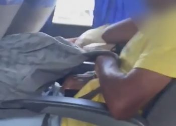 Homem com supostos problemas mentais se masturba em ônibus na linha Salvador X São Francisco do Conde 