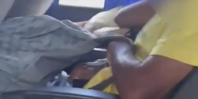 Homem com supostos problemas mentais se masturba em ônibus na linha Salvador X São Francisco do Conde 