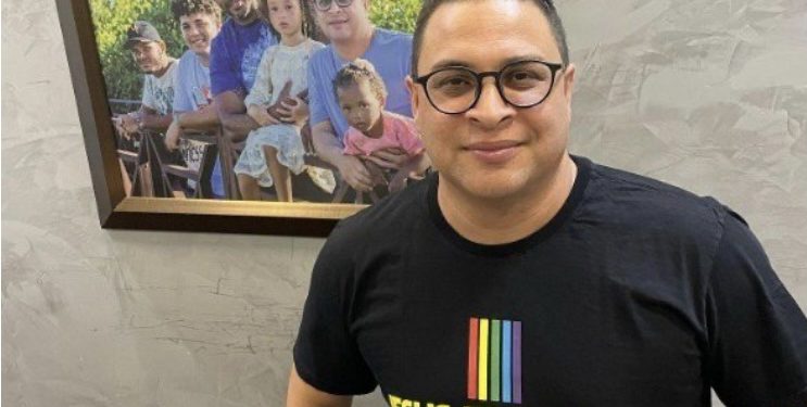 Pastor é alvo de polêmicas após criar igreja gay: “A bíblia nunca condenou relação de amor”