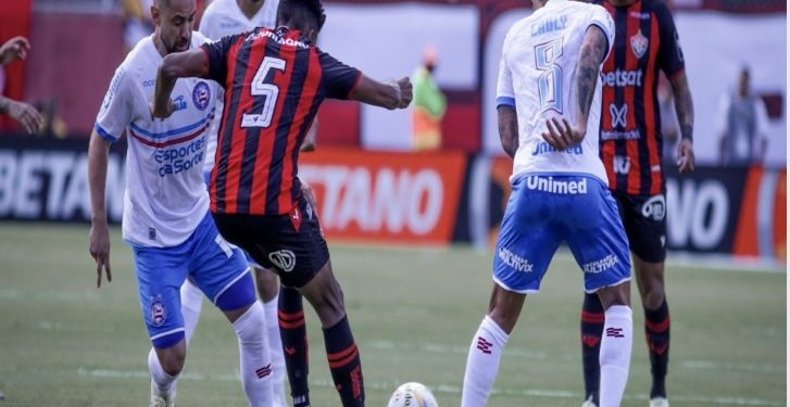 Em jogo de 5 gols, Vitória vira para cima do Bahia no Barradão e vence o 1º clássico Ba-Vi de 2024