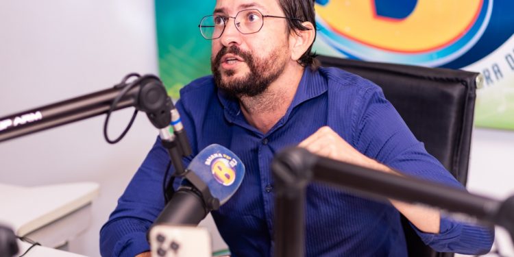 Candeias: Secretário da boas vindas aos alunos e professores em1ª dia de ano letivo