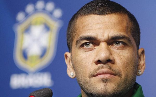 Daniel Alves é condenado a 4 anos e 6 meses de prisão por estupro na Espanha
