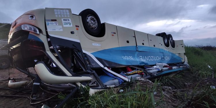 Ônibus com 46 pessoas tomba e deixa mortos na Bahia