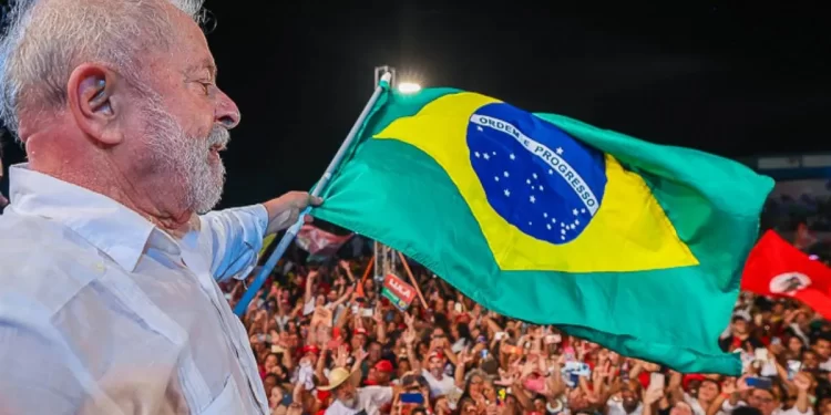 Com 139 assinaturas, pedido de impeachment de Lula é protocolado