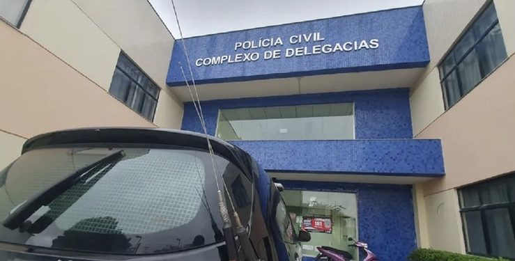 Mulher é presa acusada de estuprar e manter jovem em cárcere privado em Feira de Santana