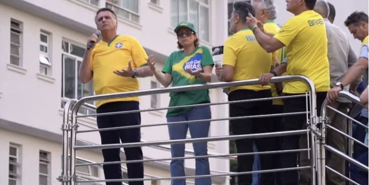 De coletes à prova de balas, Jair Bolsonaro relembra facada em Juiz de Fora