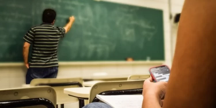 Uso de celular nas salas de aula pode ser proibido em toda Bahia