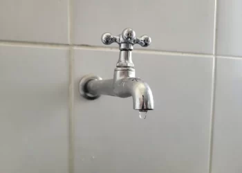 Reparos após vazamento em rede adutora é concluído e abastecimento de água em Candeias começa a ser retomado