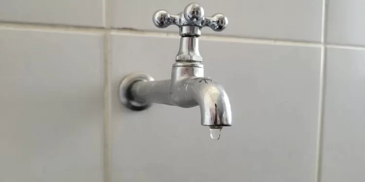 Reparos após vazamento em rede adutora é concluído e abastecimento de água em Candeias começa a ser retomado