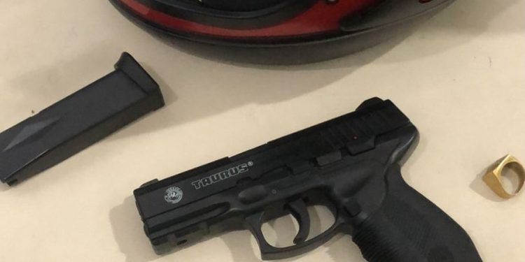 Arma de brinquedo apreendida e suspeito de roubo é preso em Candeias