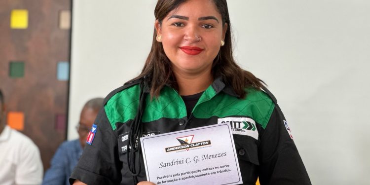 Agentes e Orientadores de trânsito de Candeias recebem certificado de formação