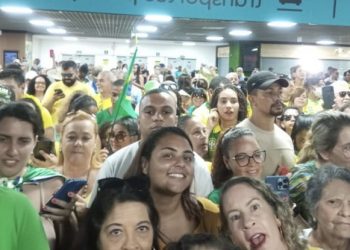 ASSISTA: Chamado de “mito”, Bolsonaro é recebido com grito de apoiadores e desespero por selfie