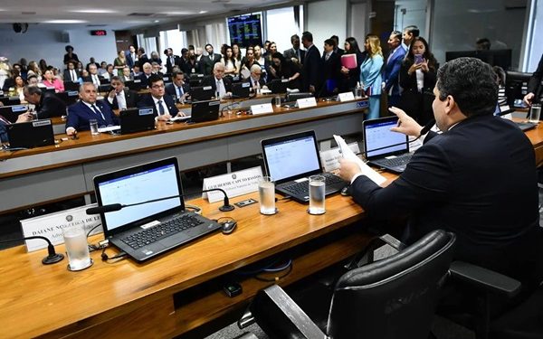 CCJ do Senado aprova PEC que criminaliza posse e porte de drogas