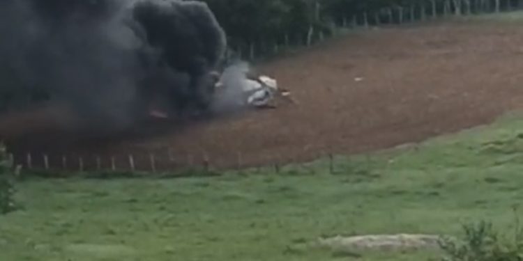 Urgente: Avião de pequeno porte cai em São Sebastião do Passé 
