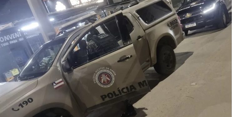 Embriagado, funcionário de oficina pega viatura da PM-BA para passear com namorada e acaba preso