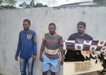 VULGO ‘FUSCÃO’: líder do tráfico de drogas em Santo Amaro é preso pela PM; pistolas e submetralhadora foram apreendidas