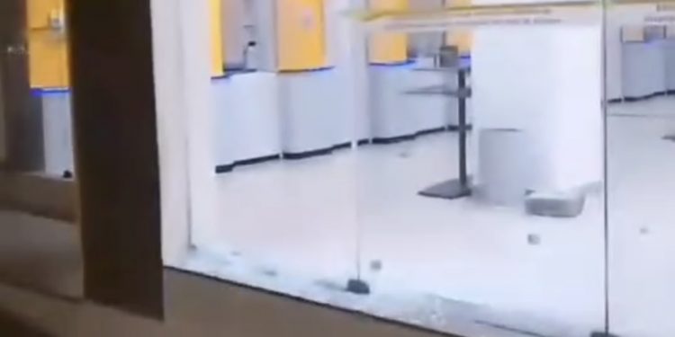 Agência do  banco do Brasil tem vidros quebrados na noite deste domingo em Candeias 