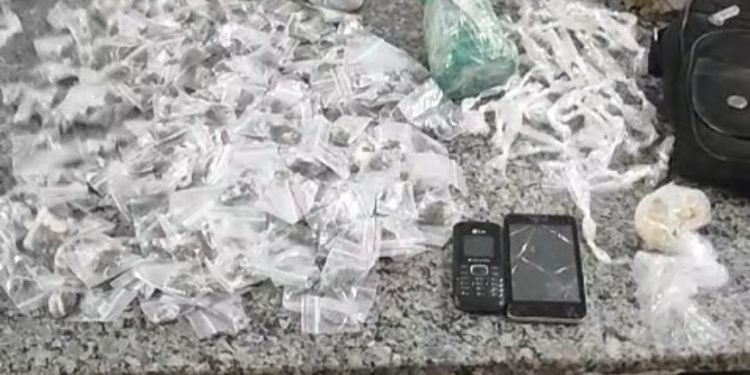 PETO de Candeias  prende homem com drogas no Santo Antonio na noite do domingo (24) 