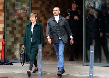 Daniel Alves deixa prisão após pagamento de fiança