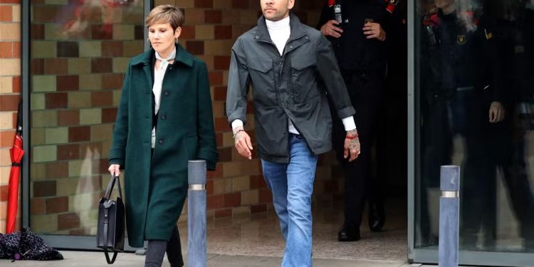 Daniel Alves deixa prisão após pagamento de fiança