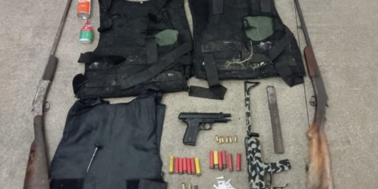 FLAGRANTE: submetralhadora é drogas apreendidos em operação da PM em Candeias