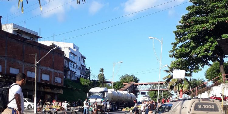 Em protesto, vendedores ambulantes fecham BA 523 