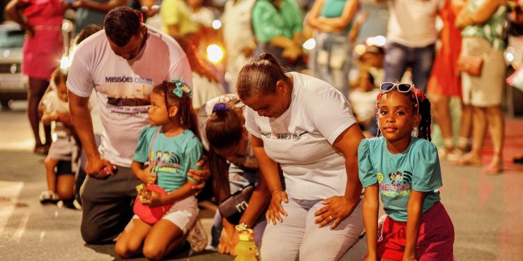 Em demonstração de Fé, Marcha para Jesus reúne centenas de pessoas em Candeias