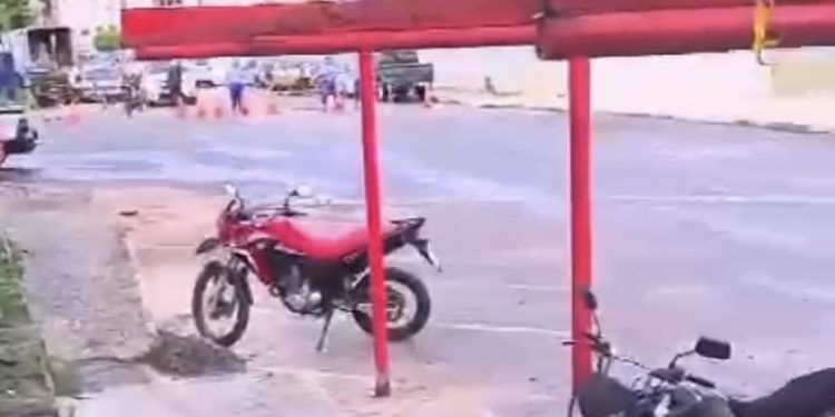 Candeias: Escola Militar insiste em realizar ensaios fechando rua ao lado da Feira revoltando feirantes, clientes e motoristas