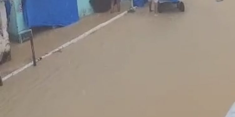 DEBAIXO D’ÁGUA: Fortes chuvas deixam ruas e casas alagadas em Candeias 