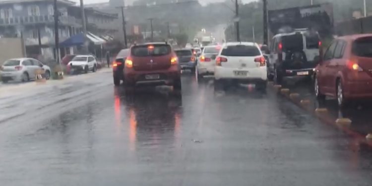 Rodovia estadual BA 522 tem trânsito interrompido após fortes chuvas