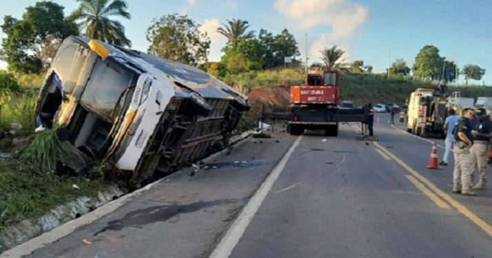 Acidente grave com ônibus de turismo deixa oito mortos em Teixeira de Freitas