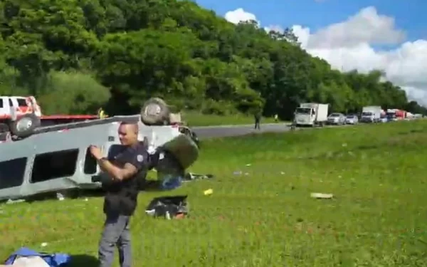 BR-324: Van capota e deixa dois feridos em São Sebastião do Passé