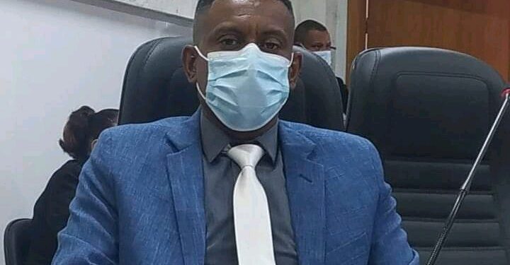 Vereador Kal de Bené repudia vice-prefeita que tenta politizar buracão em Menino Jesus