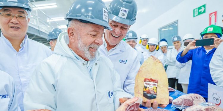 Lula diz que, se pudesse, faria um decreto proibindo mentir no Brasil