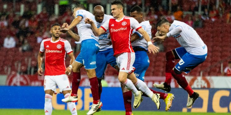 Bahia abre o placar, mas sofre virada contra o Internacional e estreia com derrota na Série A