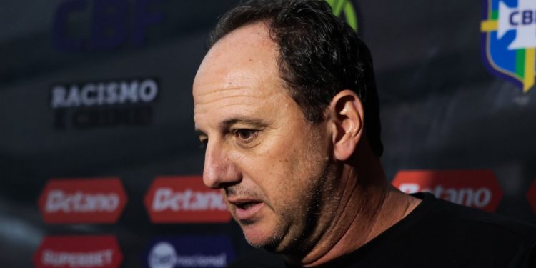 Ceni cita falta de atenção e cobra “maturidade” do Bahia em derrota de virada para o Internacional