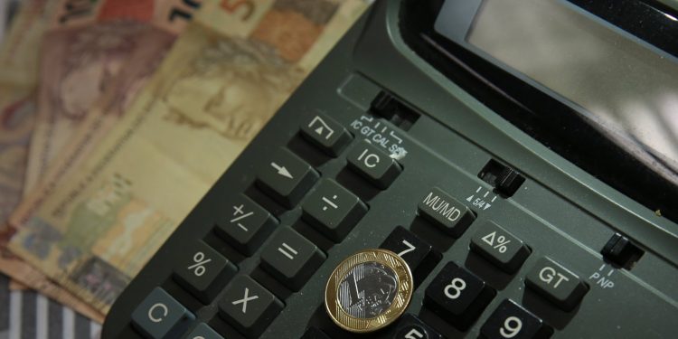 Salário mínimo em 2025 poderá ser de R$ 1.502, prevê governo Lula