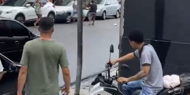 Homens são flagrados brigando em via pública em Candeias 