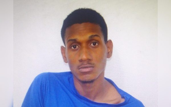 Detento utilizando muleta agride policial Penal, pula muro e foge do Conjunto Penal