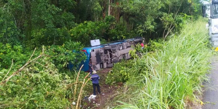 Treze pessoas ficam feridas após ônibus tombar em rodovia na BA