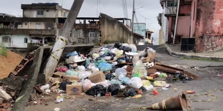 VÍDEO: moradores da Nova Candeias temem por queda de poste no bairro; “vai acontecer uma tragédia!”