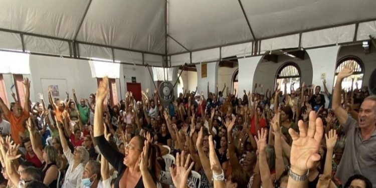 Professores rejeitam proposta de reajuste do governo e aprovam paralisação em toda Bahia na próxima semana