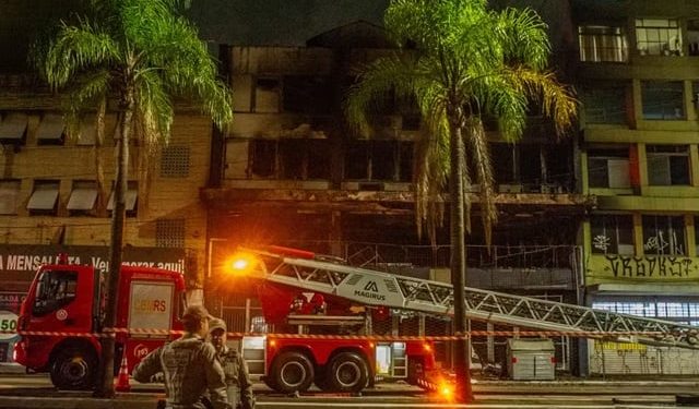 Incêndio mata 10 pessoas em pousada de Porto Alegre