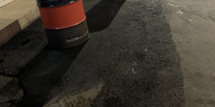 “Embasa finalmente toma vergonha e tapa buraco no centro de Candeias após denúncia do jornal Candeias