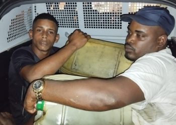 FLAGRANTE: dupla é presa furtando combustível dos ônibus da prefeitura de São Francisco do Conde