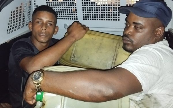 FLAGRANTE: dupla é presa furtando combustível dos ônibus da prefeitura de São Francisco do Conde
